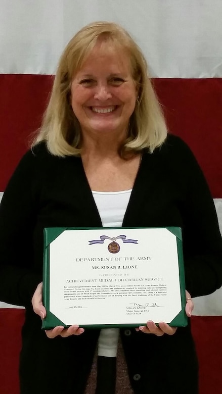 Ms. Susan Lione, auditor with the U.S. Army Reserve Medical Command’s Internal Review Office, receives the Army Achievement Medal for Civilian Service for her selection as the Army Reserve Auditor of the Year from May 2015 to March 2016 during the USARC Internal Review FY16 Annual Training Symposium in Orlando, Florida, on Aug. 9.