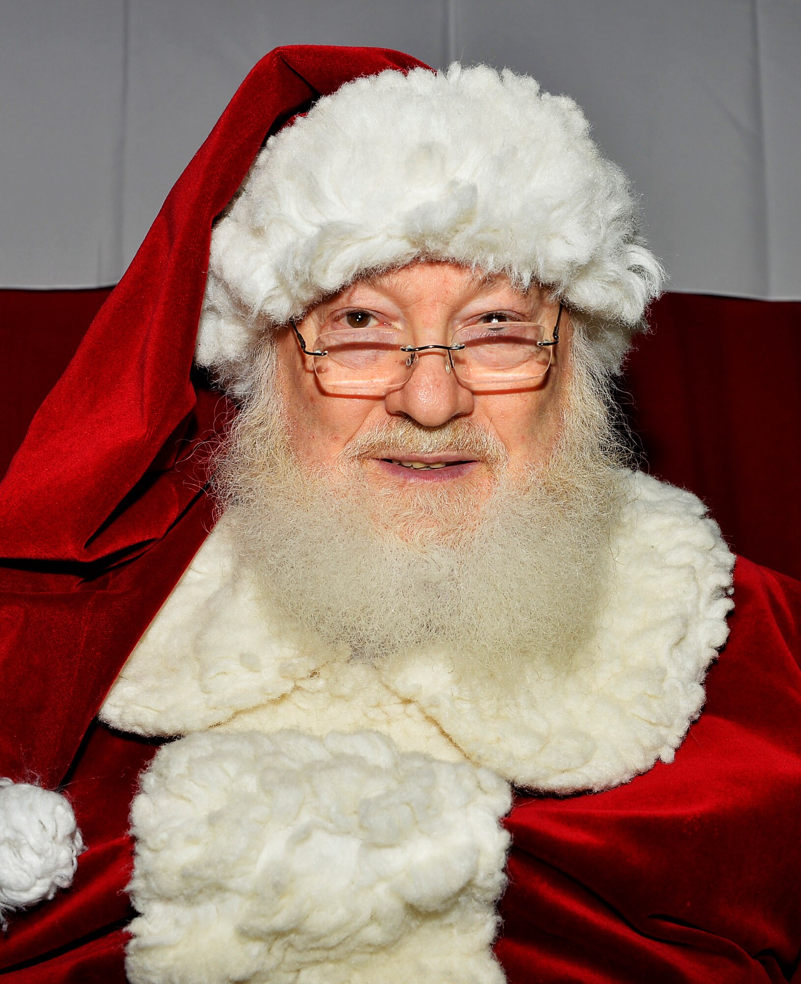 Santa Clause poses for a picture at Ramstein Air Base, Germany, Nov. 28, 2016. Santa handed out candy and took pictures with children after the base’s Christmas tree lighting ceremony. (U.S. Air Force photo by Airman 1st Class Joshua Magbanua)