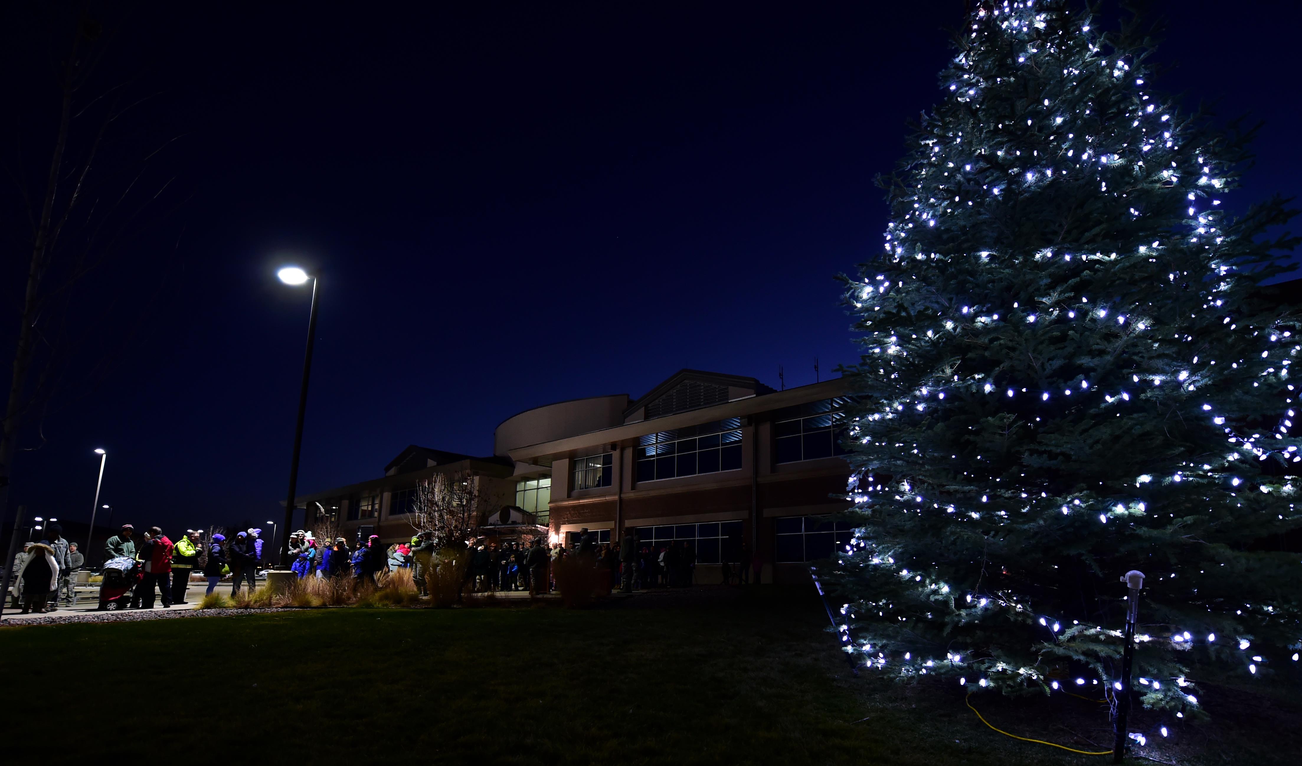 Christmas tree deals lighting 2016