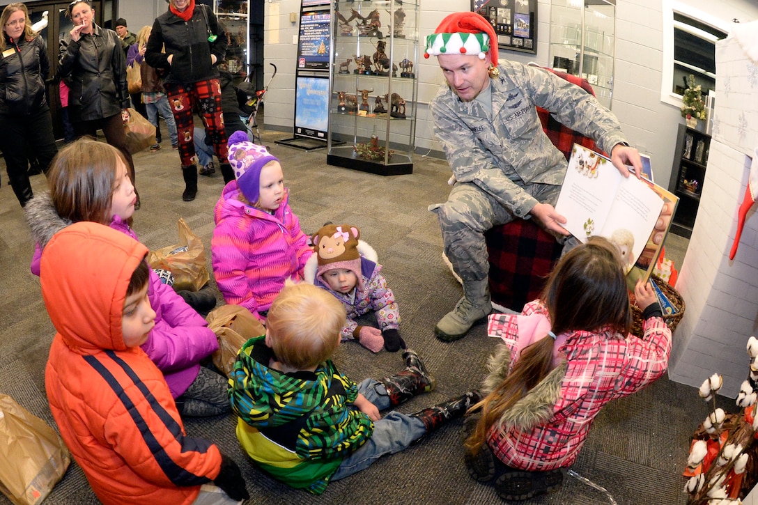 Col. David Dunklee, 75th Air Base Wing vice commander, entertains children with Christmas stories Nov. 30 at the Hill Air Force Base Arts & Crafts Center. (U.S. Air Force photo by Todd Cromar)