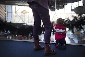 A child watches the U.S. Air Force’s premier rock band, Max Impact, from the second floor of the Smithsonian National Air and Space Museum in Washington, D.C., Dec. 2, 2016. The band performed several times throughout the afternoon, playing several holiday favorites. (U.S. Air Force photo by Senior Airman Mariah Haddenham)