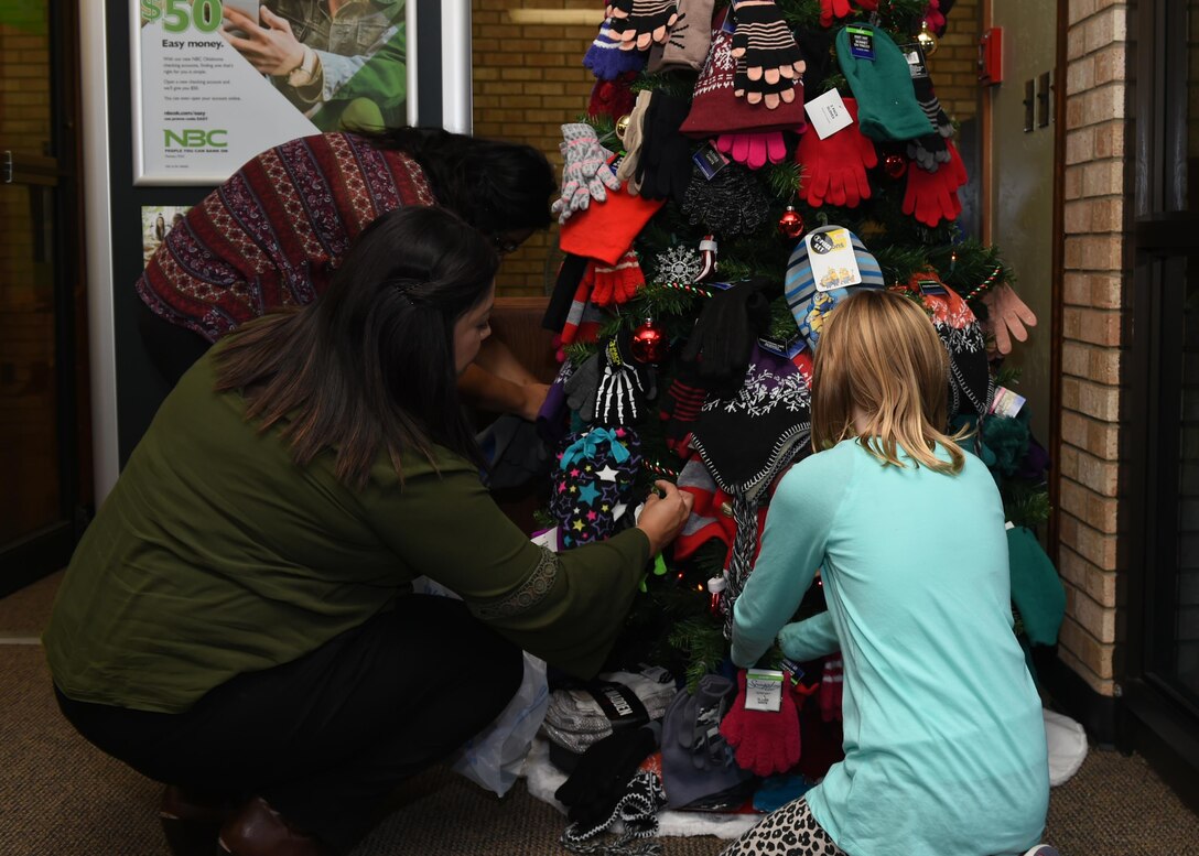 altus-community-gives-back-with-mitten-tree-event