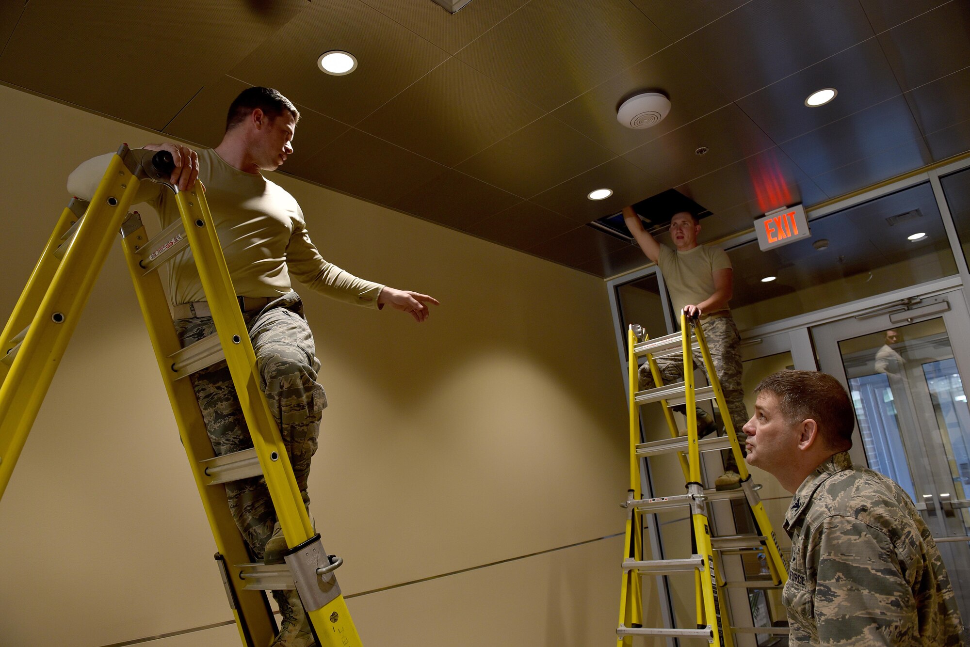 Col. Kevin Donovan, commander of the I.G. Brown Training and Education Center in Louisville, Tenn., speaks with Airmen from the Tennessee Air National Guard’s 241st Engineering Installation Squadron, Chattanooga, Dec. 7, 2016, inside the TEC’s new classroom building. The Airmen were on campus this week to run network cable through the classroom and dormitory facility that will connect public Wi-Fi access points. (U.S. Air National Guard photo by Master Sgt. Mike R. Smith)
