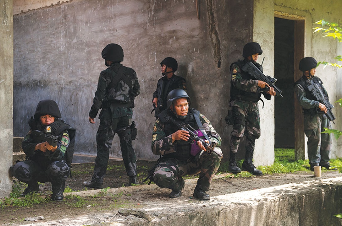 Philippine National Police members train with U.S. Army Special Forces.