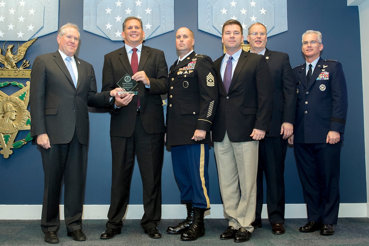 Frank Kendall, undersecretary of defense for acquisition, technology and logistics, left, presents members of U.S. Special Operations Command with a Bronze Award during a ceremony at the Pentagon, Dec. 8, 2016. Deputy Defense Secretary Bob Work, center right, and Air Force Gen. Paul J. Selva, vice chairman of the Joint Chiefs of Staff, participated in the event. DoD photo by EJ Hersom.
