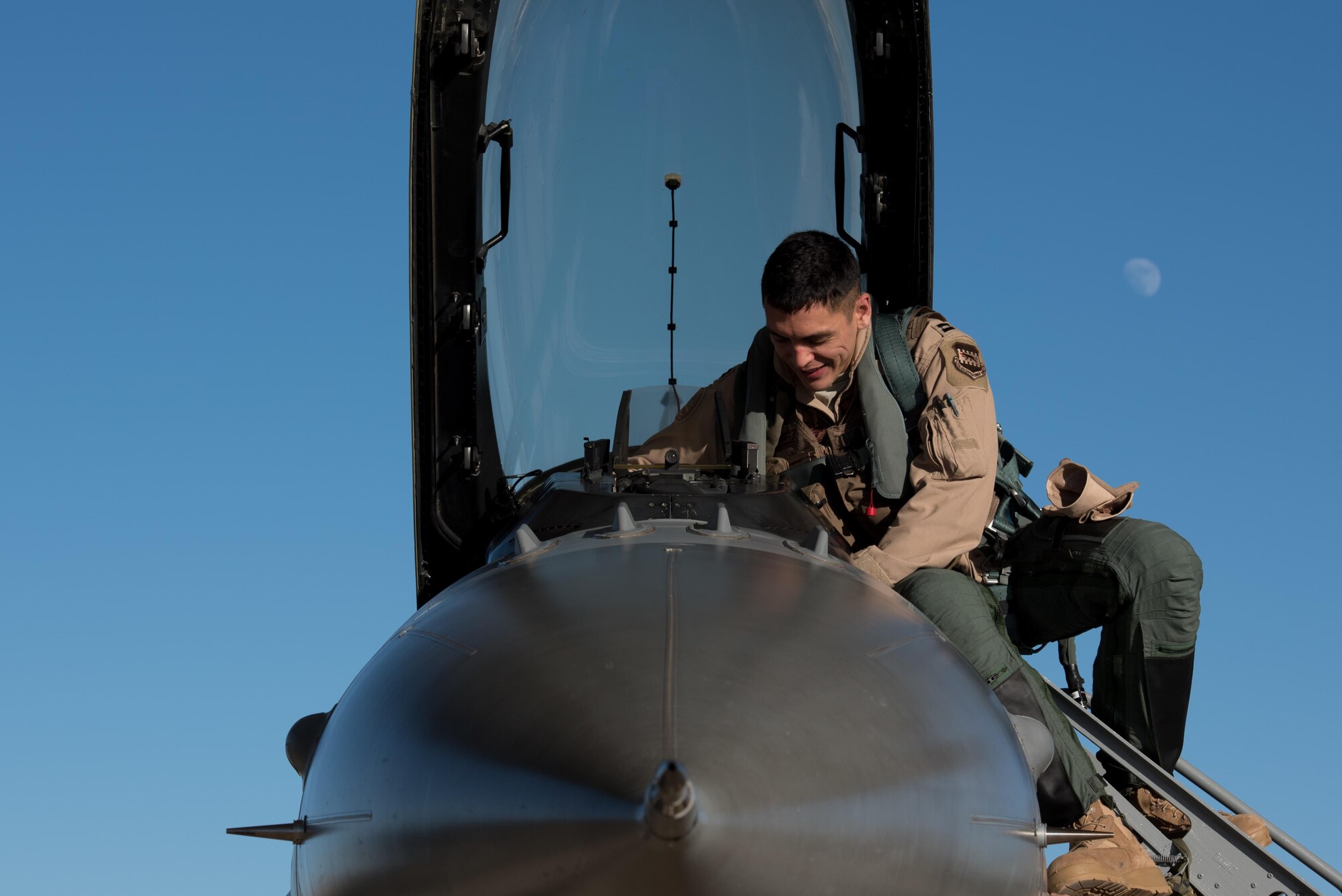 An F-16 Fighting Falcon pilot with the 134th Expeditionary Fighter Squadron removes exits his aircraft after arriving at the 407th Air Expeditionary Group, Southwest Asia, Dec. 10, 2016. The F-16 squadron is comprised of Airmen from the 158th Fighter Wing of the Vermont Air National Guard. (U.S. Air Force photo by Master Sgt. Benjamin Wilson)