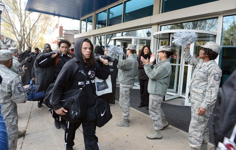 A group of Air Force Reservists welcome the North Carolina Central Uniiversty Eagles as they arrive in Atlanta for the Air Force Reserve Celebration Bowl. The Eagles will be lockinig up wth the Grambling Statwe Universtity Tigers for the Historically Black College and Universtiies Natinal Champiionship.The game is set to kickoff at noon on ABC. This is the second year Air Force Reserve will be the title sponsor for the contest. (Air Force photo/Master Sgt. Chance Babin)