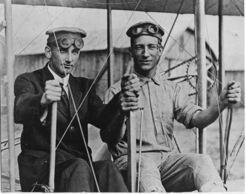 Cpl Frank Scott (left) and PFC James O'Brien (right) on 28 September 1912.