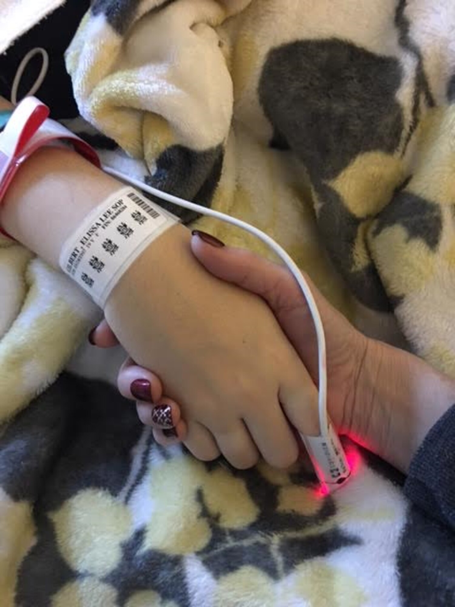 Master Sgt. Heidi White holds her 19-year-old daughter Elissa's hand while her daughter recovers rom surgery December 7, 2016 at Florida Hospital, Orlando. Elissa White had surgery to donate one of her kidneys to her father, Retired Master Sgt. Derrell White who had been facing the harsh reality that he may not make it to Christmas Day due to a chronic medical condition that was worsening. Fate decided he would get the perfect gift this year - life. (Courtesy photo)