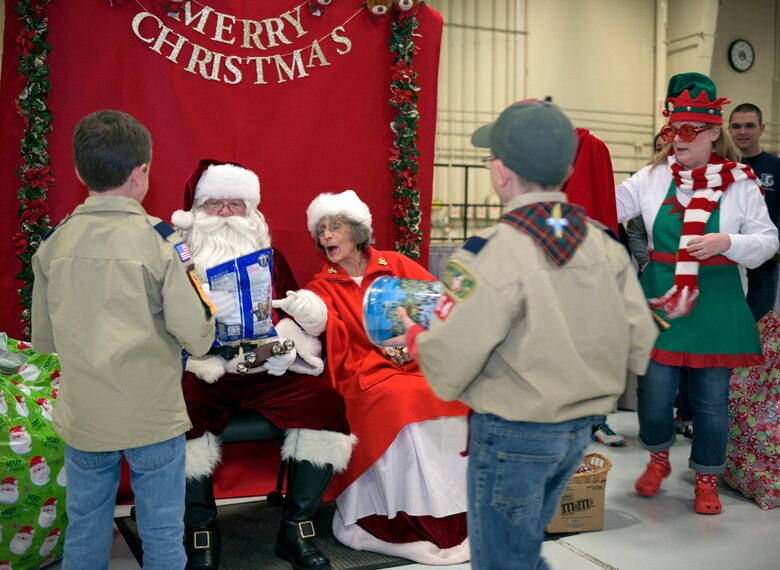 Peoria Air Guard Family Celebrates Holidays Together 182nd