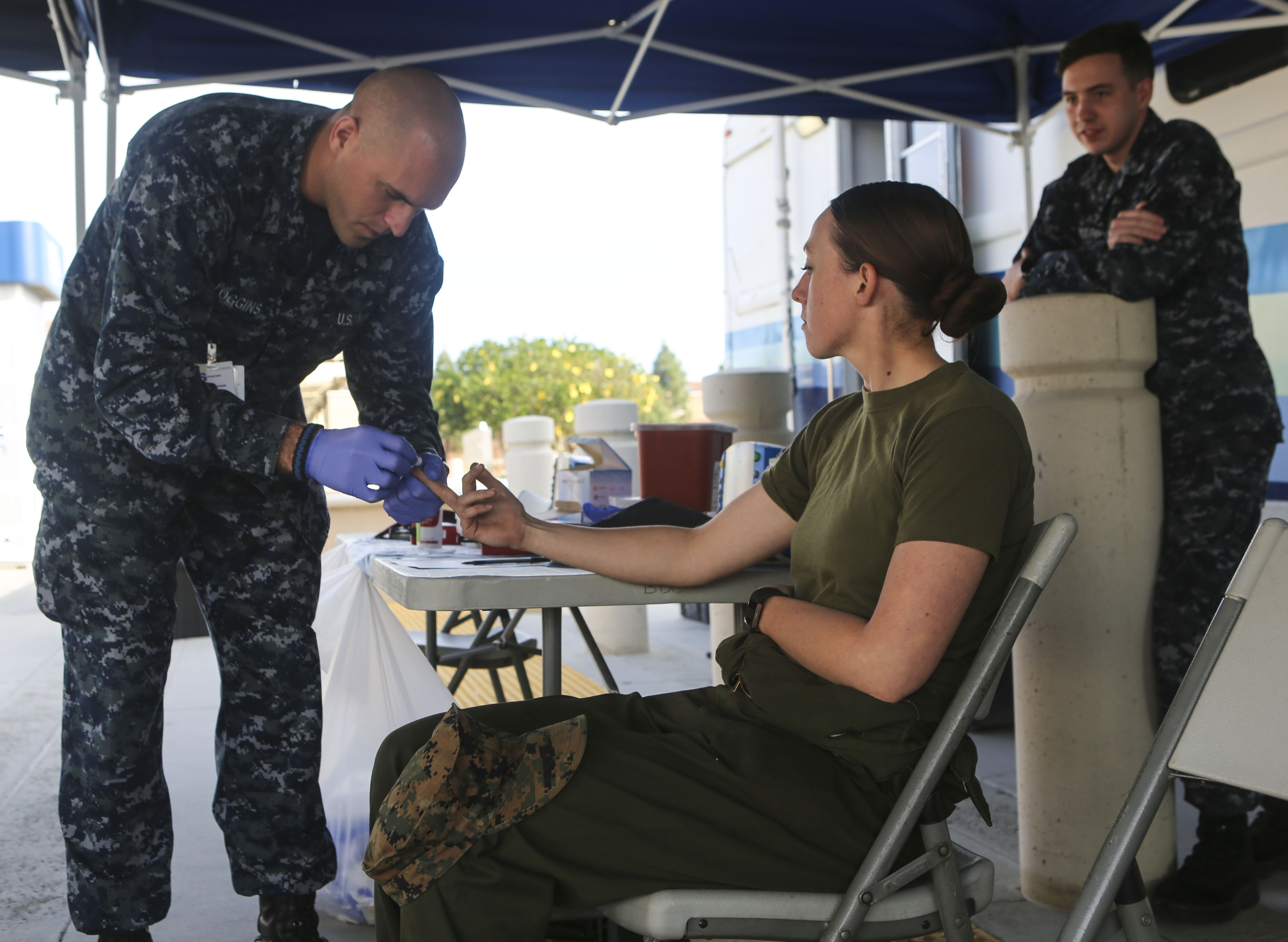 Season Of Giving Service Members Donate Blood Marine Corps Air