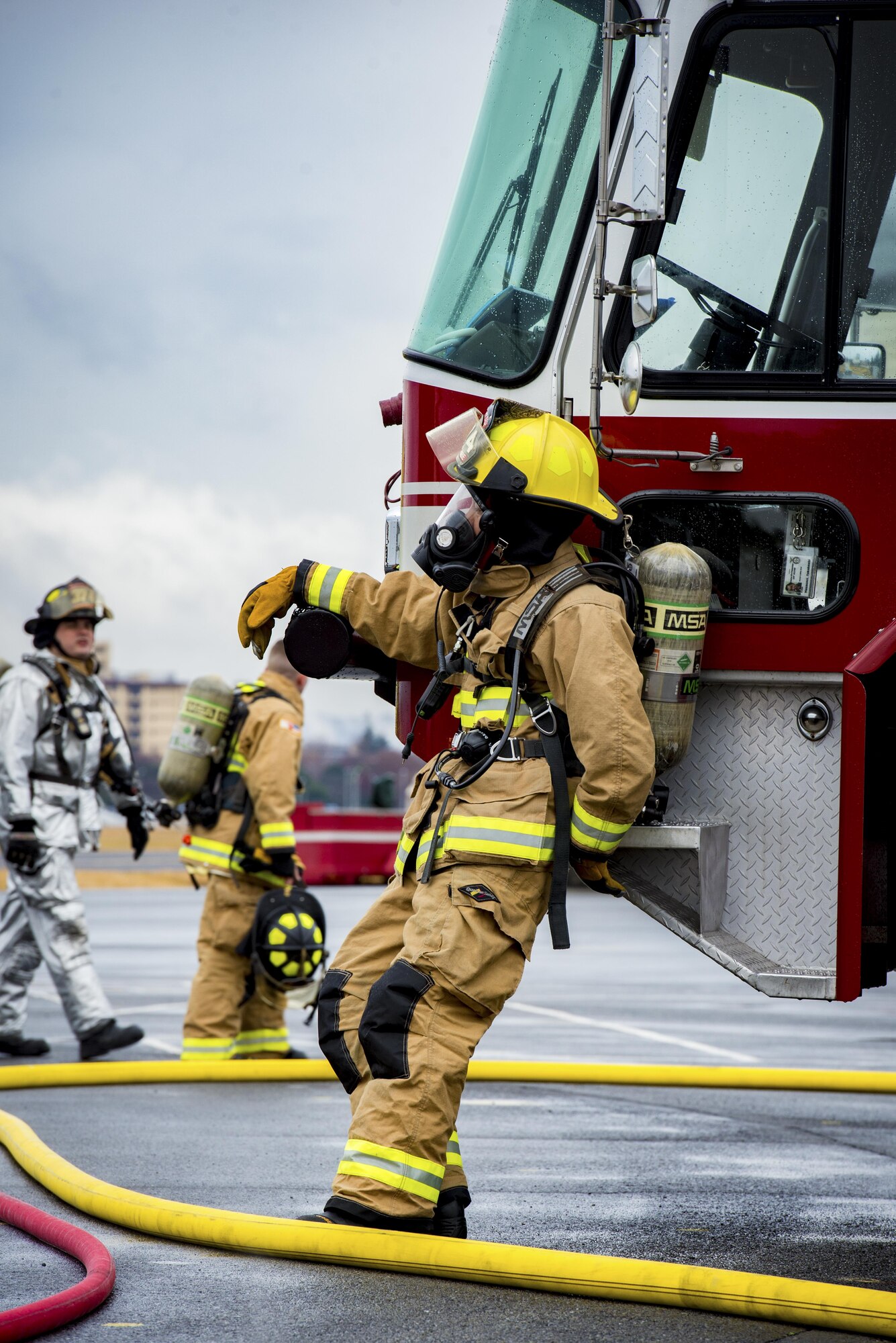 Firefighters extinguish aircraft burn training >Yokota Air Base >Article Display