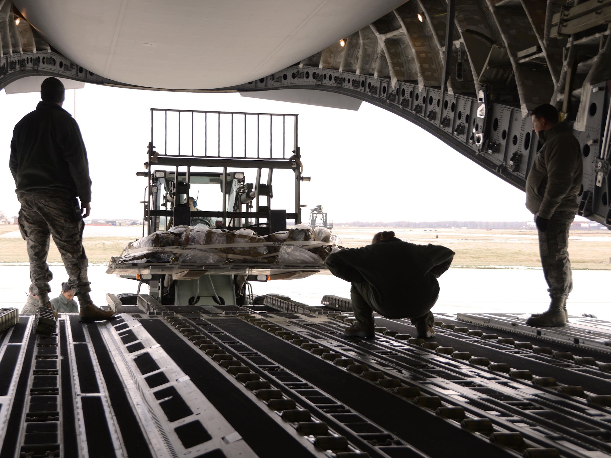 Members of the 30th Aerial Port Squadron and the 317th Airlift Squadron from Charleston, S.C. load a pallet onto a C-17 Globemaster III from Charleston, S.C., at Niagara Falls Air Reserve Station, January 9, 2016. The pallet is being transported to Dobbins Air Reserve Base, Ga. (Photo by U.S. Air Force Staff Sgt. Richard Mekkri/released)