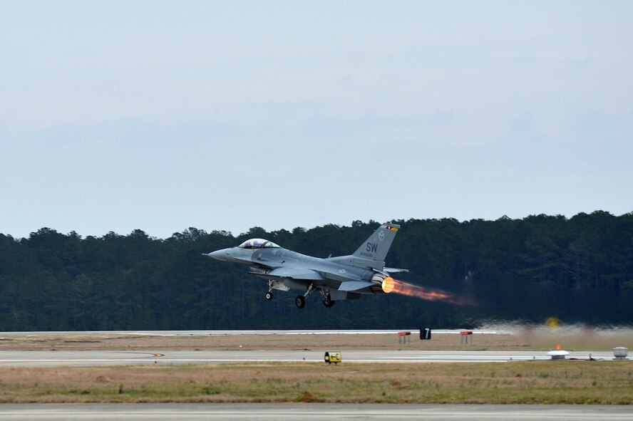 U.S. Air Force Maj. Craig Baker, Viper Demonstration Team pilot, takes off during an aerial demonstration practice at Shaw Air Force Base, S.C., Jan. 27, 2016. The F-16CM Fighting Flacon flies at a speed of 400 knots during the various maneuvers of the aerial demonstration to demonstrate its capabilities. (U.S. Air Force photo by Senior Airman Diana M. Cossaboom)