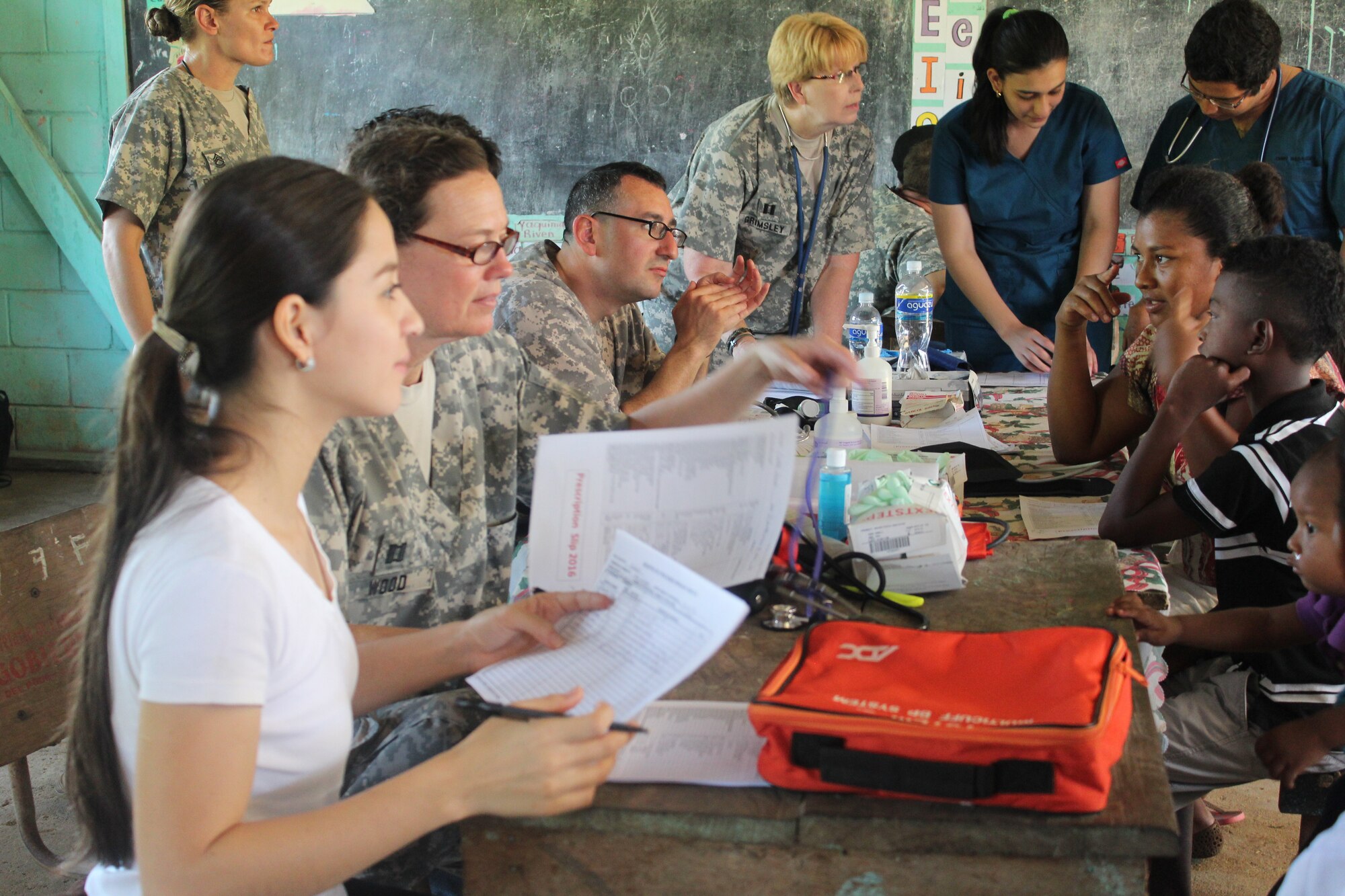 Gracias a Dios, Honduras – U.S. Service members with Joint Task Force-Bravo’s Medical Element work side by side with Honduran medical providers and volunteers during a Medical Readiness Training Exercise in Nueva Jerusalén, Gracias a Dios Department, Honduras, Jan. 28, 2016. Patients are seen going through a screening process, which determines what kind of medical attention they require, prior to receiving medication for their ailments. (U.S. Army photo by Maria Pinel/Released)