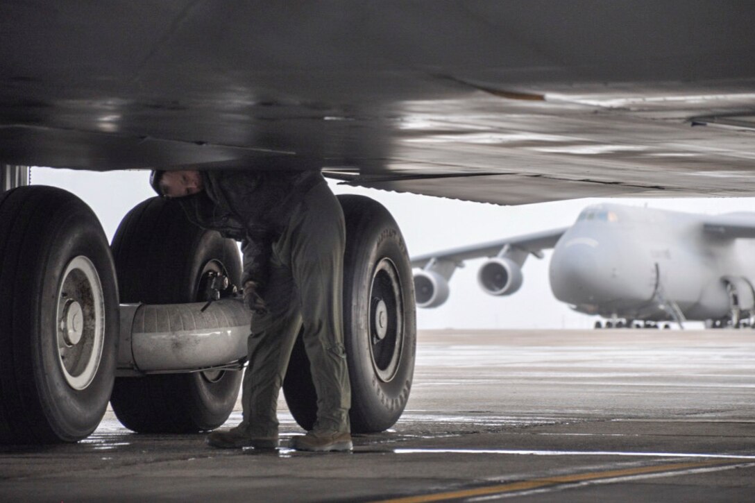 The 349th Aircraft Maintenance Squadron and the 312th Airlift Squadron partnered to launch an all-Reserve air and ground crew flight Jan. 23, 2016 from Travis Air Force Base, California to Alaska. (U.S. Air Force photos/Senior Airman Madelyn Brown)