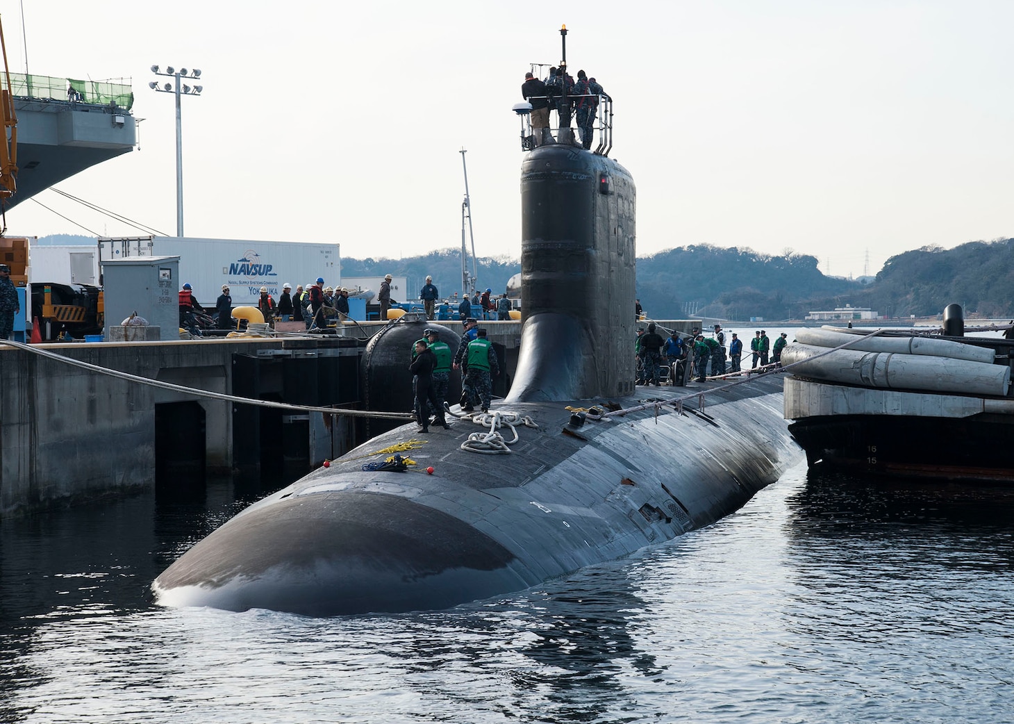 160205-N-ED185-126
TOKYO BAY (Feb. 05, 2015) – Sailors, aboard the Virginia-class attack submarine USS Texas (SSN 775), moor the boat to the pier. Texas is visiting Yokosuka for a port visit. U.S. Navy port visits represent an important opportunity to promote stability and security in the Indo-Asia-Pacific region, demonstrate commitment to regional partners and foster growing relationships. (U.S. Navy photo by Mass Communication Specialist 2nd Class Brian G. Reynolds/Released)
