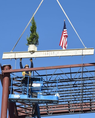 A construction worker secures the last beam of the new medical facility during a “Topping Out” ceremony at Holloman Air Force Base, N.M. on Feb. 10. Last July, Holloman laid the foundation to replace the 44-year-old clinic with a new 101,126 square foot, state-of-the-art facility. This new facility will consolidate services from five buildings and put them under the same roof. The project is scheduled to be completed by November 2017. (U.S. Air Force photo by Senior Airman Leah Ferrante)