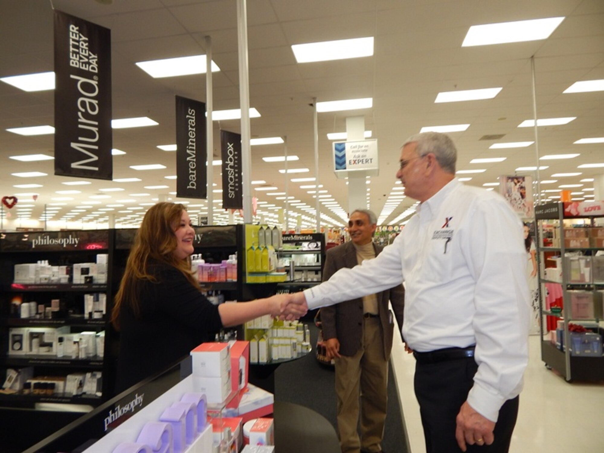Army & Air Force Exchange Service Deputy Director Mike Immler greets Donna Flynn, who works as a vendor representative at Arizona’s Davis-Monthan Air Force Base Exchange beauty bar, during his recent visit to the installation. (Kyoko Martin/Army & Air Force Exchange Service