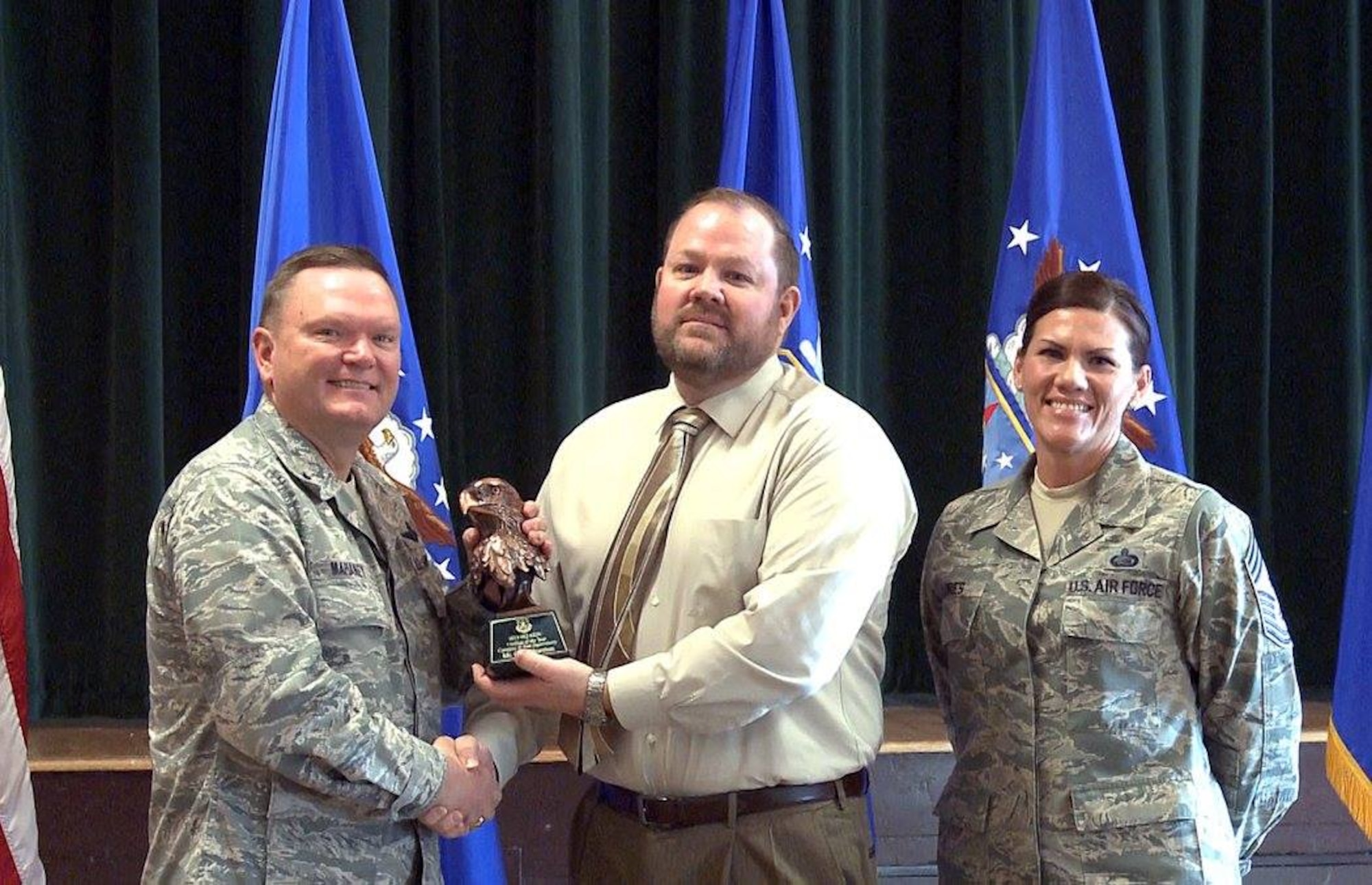Brig. Gen. Samuel “Bo” Mahaney, Air Reserve Personnel Center commander, and Chief Master Sgt. Ruthe Flores, ARPC command chief, present the Category II, Non-Supervisory Civilian of the Year award to Gary Thurman. Mahaney honored ARPC’s 2015 outstanding performers of the year Feb. 16, 2016, at the Heritage Eagle Bend Country Club in Aurora, Colo. (U.S. Air Force photo/Quinn Jacobson)