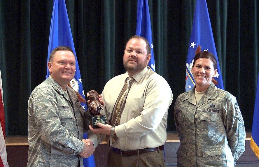 Brig. Gen. Samuel “Bo” Mahaney, Air Reserve Personnel Center commander, and Chief Master Sgt. Ruthe Flores, ARPC command chief, present the Category II, Non-Supervisory Civilian of the Year award to Gary Thurman. Mahaney honored ARPC’s 2015 outstanding performers of the year Feb. 16, 2016, at the Heritage Eagle Bend Country Club in Aurora, Colo. (U.S. Air Force photo/Quinn Jacobson)