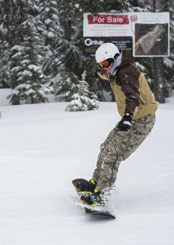 Airman 1st Class Michael Wood, 92nd Comptroller Squadron, Financial Services Technician snowboards down Silver Mountain Feb. 13, 2016, Silver Mountain Resort, Idaho.  Outdoor Rec. can offer many different programs because of the different geographical environments that Washington State has to offer. (U.S. Air Force photo/Airman 1st Class Sean Campbell)