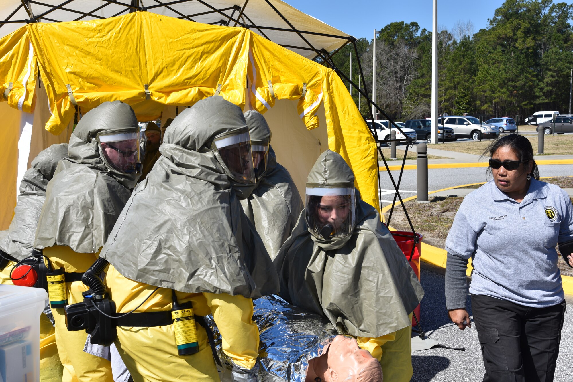 Staff members of Naval Health Clinic Charleston transport a simulated,
contaminated patient through a decontamination tent during a timed Chemical,
Biological, Radiological, Nuclear and Explosives exercise Feb. 18. NHCC's
medical first responders practiced life-saving skills required to triage,
initiate field treatment, decontaminate and save victims during a CBRNE
event. From left to right: hospitalmen Seaman Apprentice Christopher Bishop, Petty
Officer 2nd Class Jordan, Petty Officer 1st Class Terro Walker, Petty
Officer 3rd Class Michael Boeji, Seaman Apprentice Brandy Sandoval; and
Susan Osborne, a CBRNE instructor from DECON, LLC. (Navy photo by Petty
Officer 3rd Class Robert Jackson)
