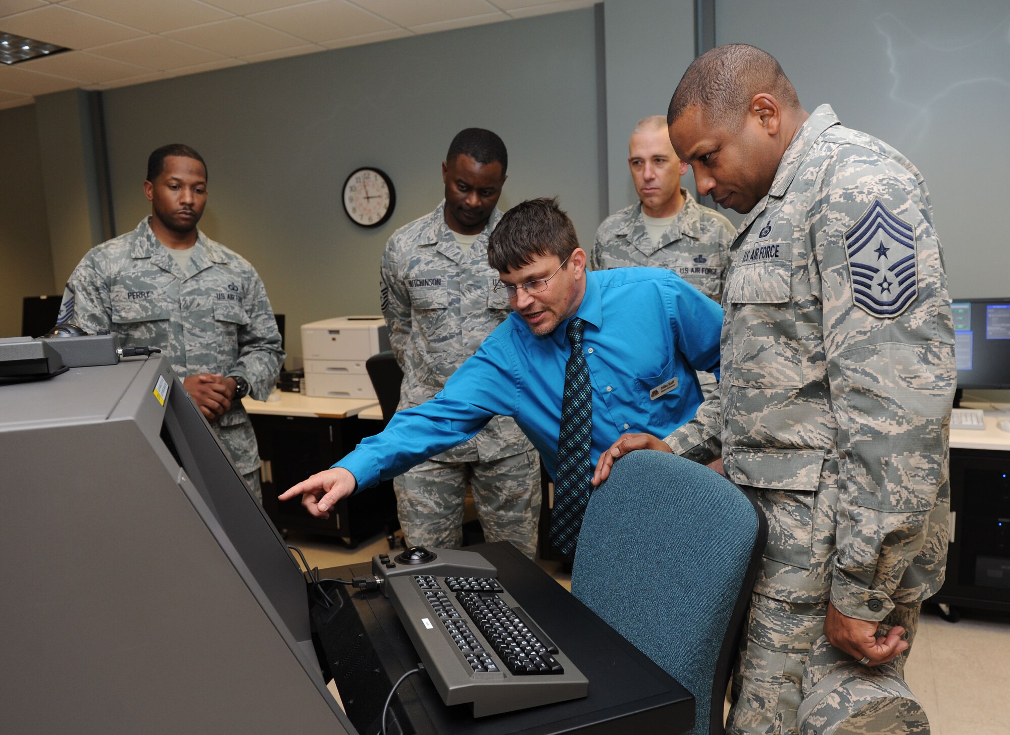 Mike Raff, 334th Training Squadron instructor, shows radar lab equipment to Chief Master Sgt. Farrell Thomas, 2nd Air Force command chief, at Cody Hall during an immersion tour Feb. 22, 2016, Keesler Air Force Base, Miss. Thomas visited the 81st Training Wing to become oriented with group missions, operations and personnel.  (U.S. Air Force photo by Kemberly Groue)