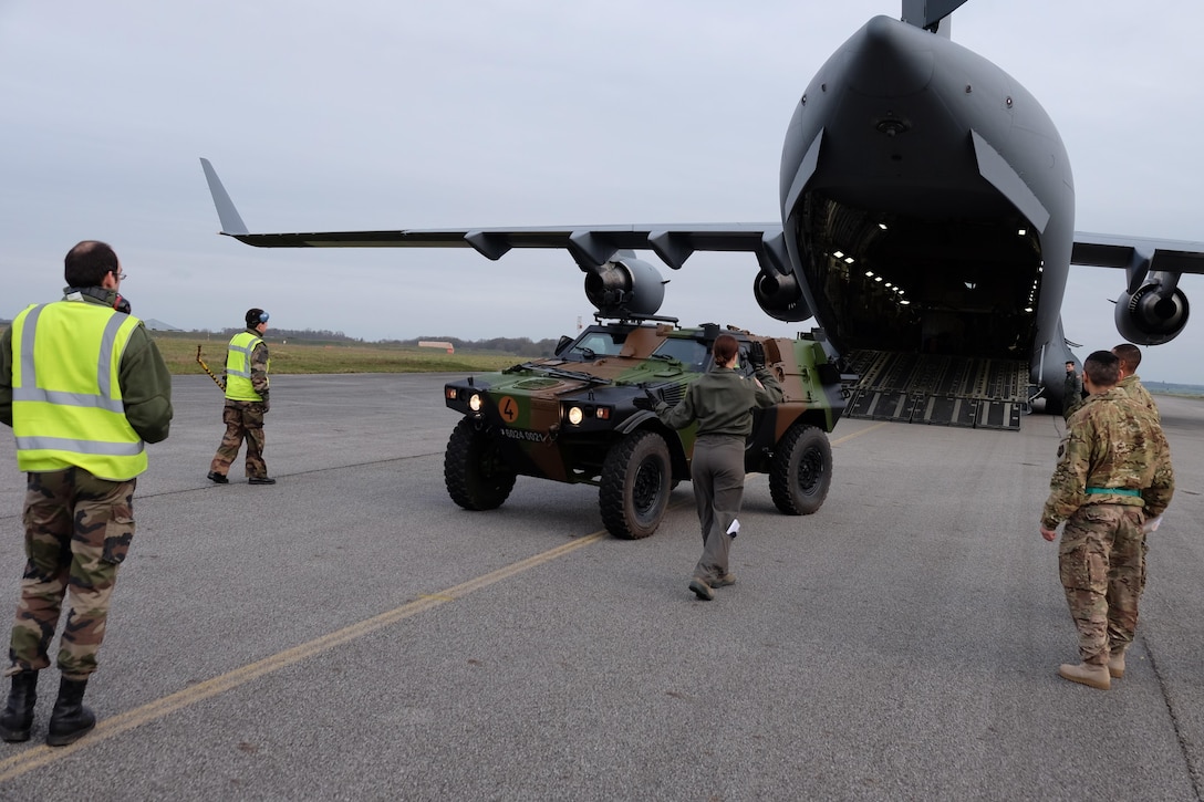 U.S. Air Force Sr. Airman Kayla Zahneis, center, a loadmaster with the 14th Airlift Squadron, Air Mobility Command, 18th Air Force from Charleston Air Force Base, South Carolina directs the loading of a French military all-terrain vehicle during joint partnered movement control operations with French Air Force members Feb. 22, 2016, in support of United States Africa Command’s Operation Echo Casemate resupply mission to French military forces deployed to the Central African Republic. Members of the French Air Force and U.S. Army Reserve Soldiers look on.