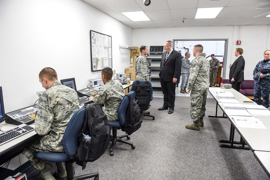 Deputy Defense Secretary Bob Work speaks with students at the 532nd Training Maintenance Bay on Vandenberg Air Force Base, Calif., Feb. 26, 2016. DoD photo by Army Sgt. 1st Class Clydell Kinchen
