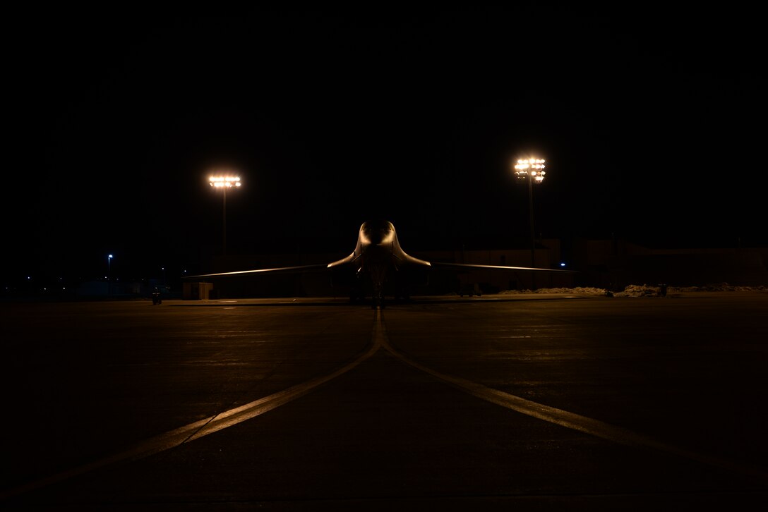 A B-1 bomber from the 28th Bomb Wing sits on the flightline at Ellsworth Air Force Base, S.D., Dec. 8, 2015. Ellsworth is home to 27 B-1s considered to be the backbone of America’s long-range strike bomber force. (U.S. Air Force photo by Airman Sadie Colbert/Released)