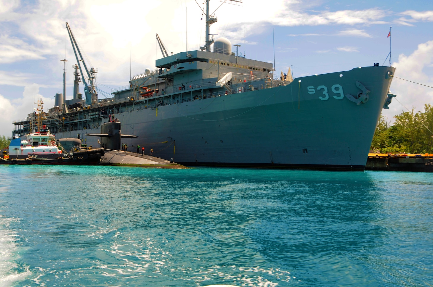 160107-N-PN275-069 DIEGO GARCIA, British Indian Ocean Territory (Jan. 7, 2016) Guided-missile submarine USS Florida (SSGN 728) moors alongside submarine tender USS Emory S. Land (AS 39) in Diego Garcia. Emory S. Land is a forward deployed expeditionary submarine tender on an extended deployment conducting coordinated tended moorings and afloat maintenance in the U.S. 5th and 7th Fleet areas of operations. (U.S. Navy photo by Mass Communication Specialist 3rd Class Zachary A. Kreitzer/Released)