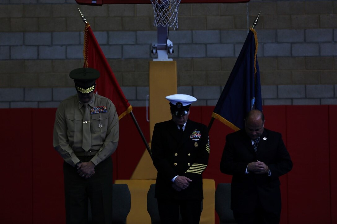 Master Chief Petty Officer Robert Lemons (center), the command master chief of the 1st Marine Division, bows his head along with Maj. Gen. Daniel O’Donohue (left), command general of the 1st Mar. Div., during Lemons’ retirement ceremony aboard Marine Corps Base Camp Pendleton, California, Jan. 8, 2016. Lemons enlisted in the U.S. Navy in 1986 and served a majority of his time in the service as a corpsman.