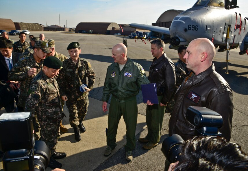 Col. Andrew Hansen, 51st Fighter Wing Commander, introduces Gen. Lee, Sun-Jin, Chairman of the Republic of Korea Joint Chiefs of Staff and Joint Defense Headquarters chief director, to Osan Airmen during a recent visit on Osan Air Base, ROK, Jan. 11, 2016. Lee visited the base in an effort to reaffirm the alliance between the two nations after recent provocative action by North Korea. (U.S. Air Force photo by Senior Airman Kristin High/Released)