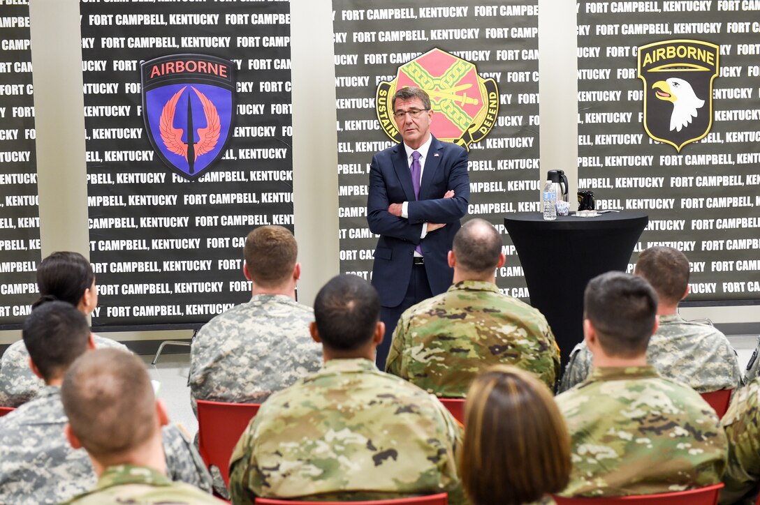 Defense Secretary Ash Carter talks with soldiers at a leadership course on Fort Campbell, Ky., Jan. 13, 2016. DoD photo by Army Sgt. 1st Class Clydell Kinchen