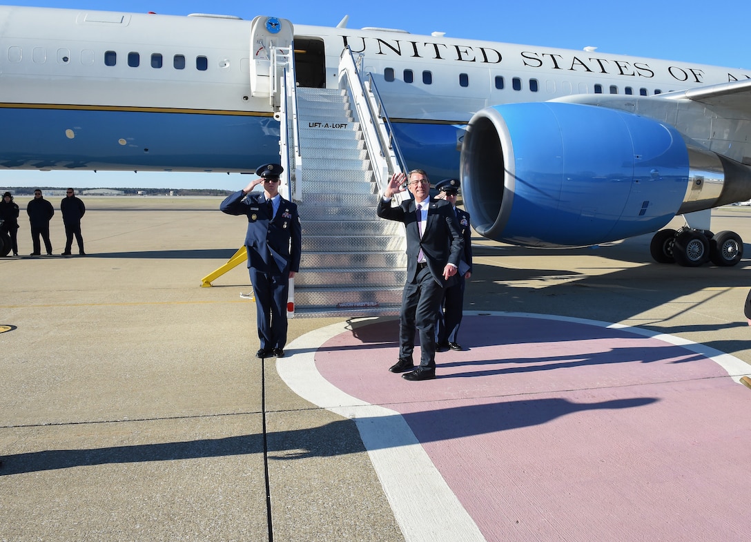 Defense Secretary Ash Carter departs Fort Campbell, Ky., Jan. 13, 2016. DoD photo by Army Sgt. 1st Class Clydell Kinchen