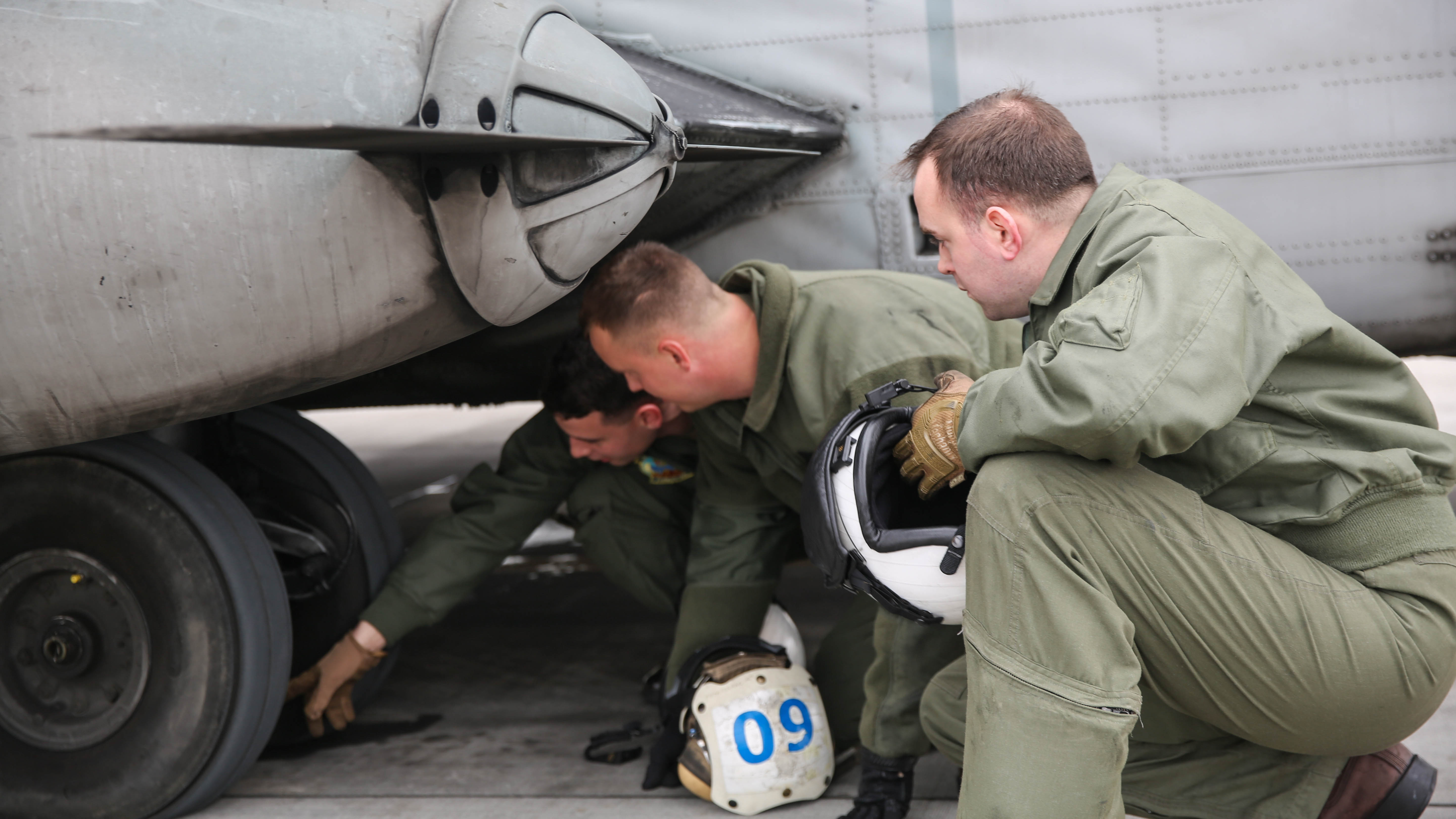 Safety is a priority for HMHT302 student pilots > United States Marine