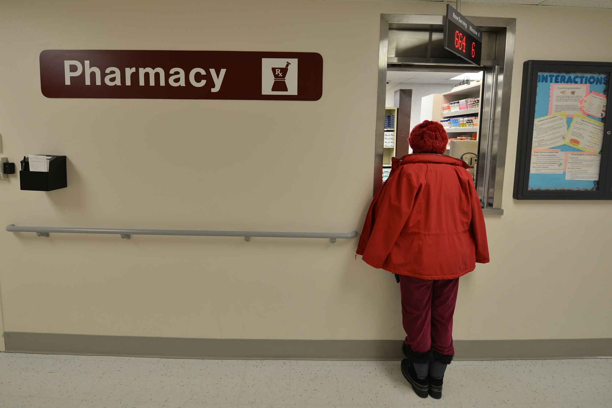 A McDonald Army Health Care first-floor pharmacy customer picks up medication at Fort Eustis, Va., Jan. 26, 2016. The first floor pharmacy is the largest of the health center’s six pharmacies and it specializes in providing out-patient prescriptions. (U.S. Air Force photo by Staff Sgt. Stannard)