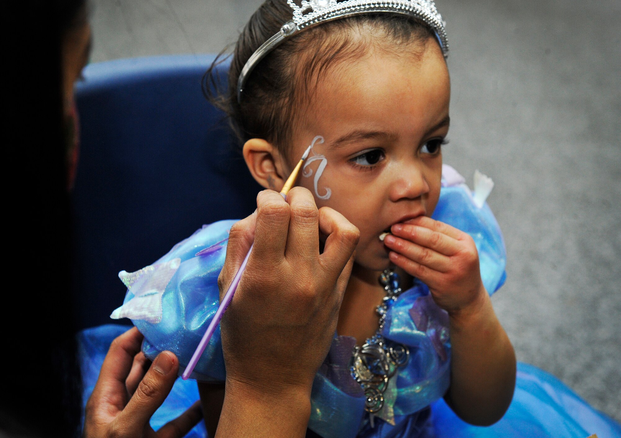 A volunteer paints a child’s face during a Kinder Fasching celebration Jan. 25, 2016, at Ramstein Air Base, Germany. Fasching is Germany’s carnival season and is a time of festivity. The main fasching parades take place on Carnival Sunday and Rose Monday, Feb. 7 and 8. (U.S. Air Force photo/Airman 1st Class Larissa Greatwood)