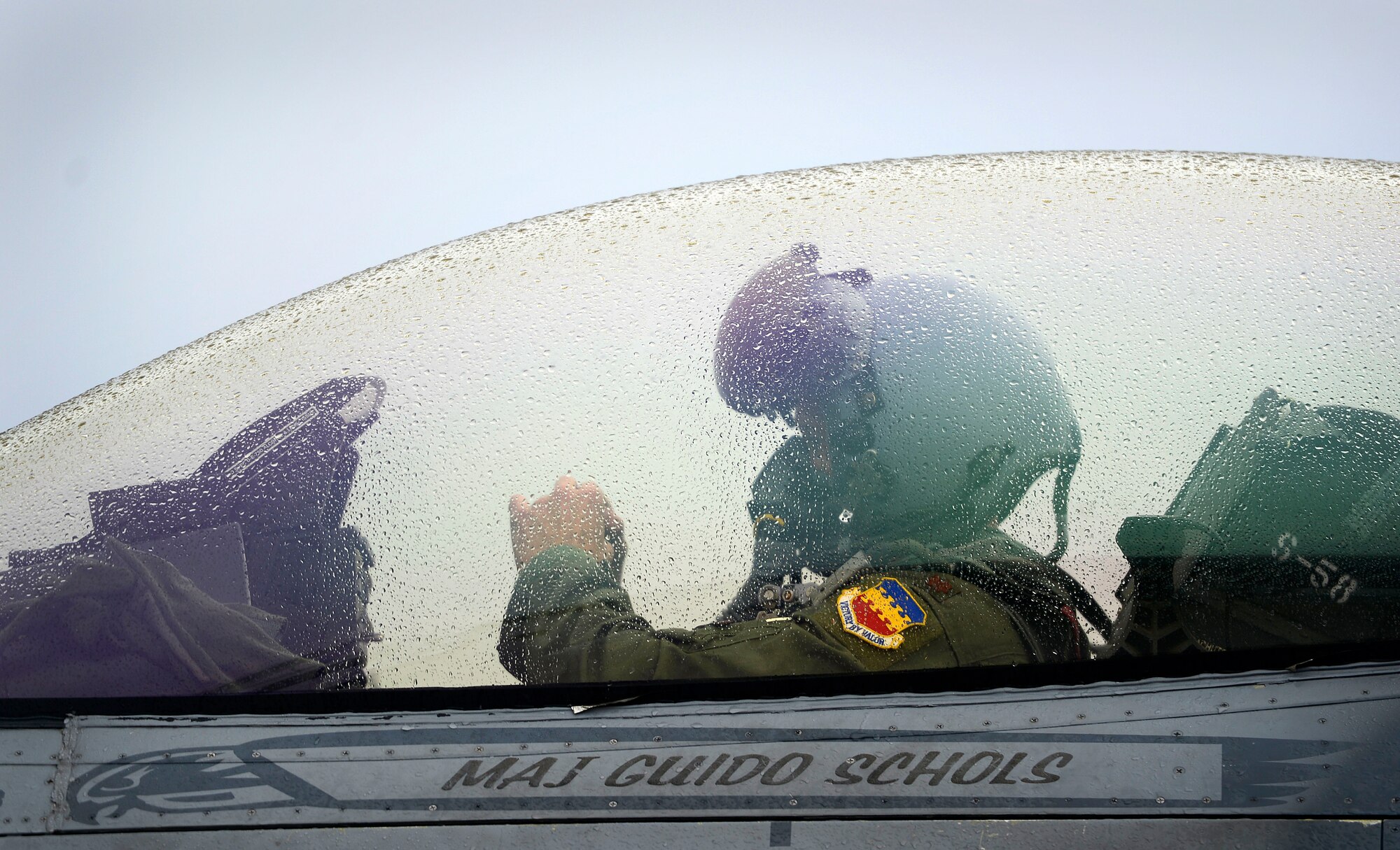 A 20th Fighter Wing F-16CM Fighting Falcon pilot waits in the cockpit while being hot-pit refueled at Shaw Air Force Base, S.C., Jan. 28, 2016. Hot-pit refueling, a procedure used to rapidly refuel aircraft during combat situations, typically takes between 10 and 15 minutes before the aircraft returns to the sky. (U.S. Air Force photo by Senior Airman Jensen Stidham/Released)