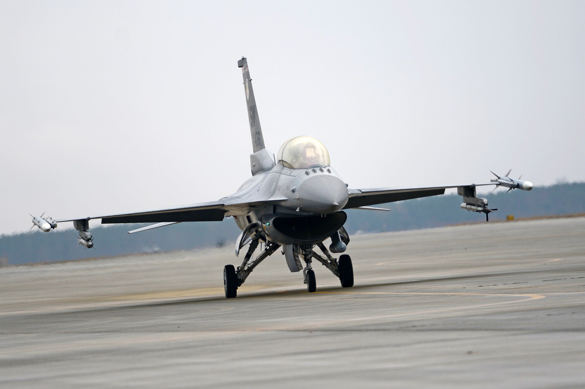 A U.S. Air Force F-16CM Fighting Falcon is parked on the flight line while the pilot waits to be hot-pit refueled at Shaw Air Force Base, S.C., Jan. 28, 2016. When participating in hot-pit refueling, pilots park their jets near the fuel trucks and wait to be signaled in to their refueling spot. (U.S. Air Force photo by Senior Airman Jensen Stidham/Released) 