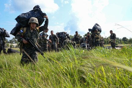 Honduran troops prepare to load on to a U.S. Army CH-47 Chinook helicopter in the Gracias a Dios Department (state), Honduras, Jan. 13, 2016. The troops are a part of a rotational force in the department with the goal of disrupting the flow of drugs throughout Honduras. (U.S. Air Force photo by Senior Airman Westin Warburton/Released)