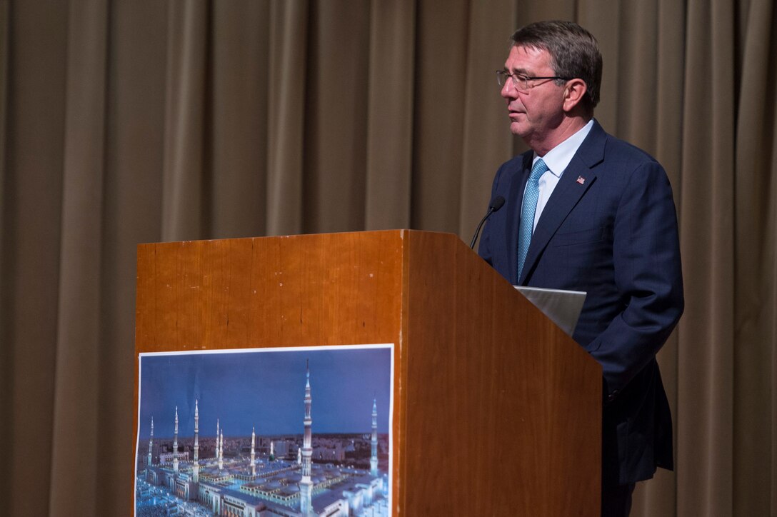 Defense Secretary Ash Carter speaks at the Ramadan Iftar event at the Pentagon, June 30, 2016. DoD photo by Air Force Senior Master Sgt. Adrian Cadiz