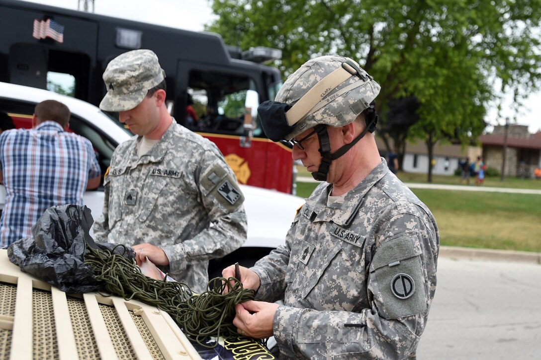 Sgt. Adam Burson, left, 416th Theater Engineer Command, and Master Sgt. Keith Clark, 85th Support Command prepare a Humvee to participate in Villa Park’s annual Fourth of July parade, July 4, 2016.
(U.S. Army photo by Spc. David Lietz/Released)