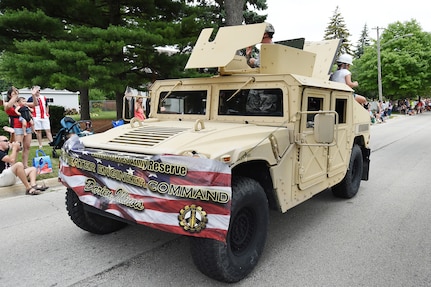 An Army Reserve Humvee assigned to the 416th Theater Engineer Command moves through the parade route at the Villa Park Independence Day parade, July 4, 2016.
Soldiers assigned to the 85th Support Command and the 416th Theater Engineer Command participated in the annual parade.
(U.S. Army photo by Spc. David Lietz/Released)