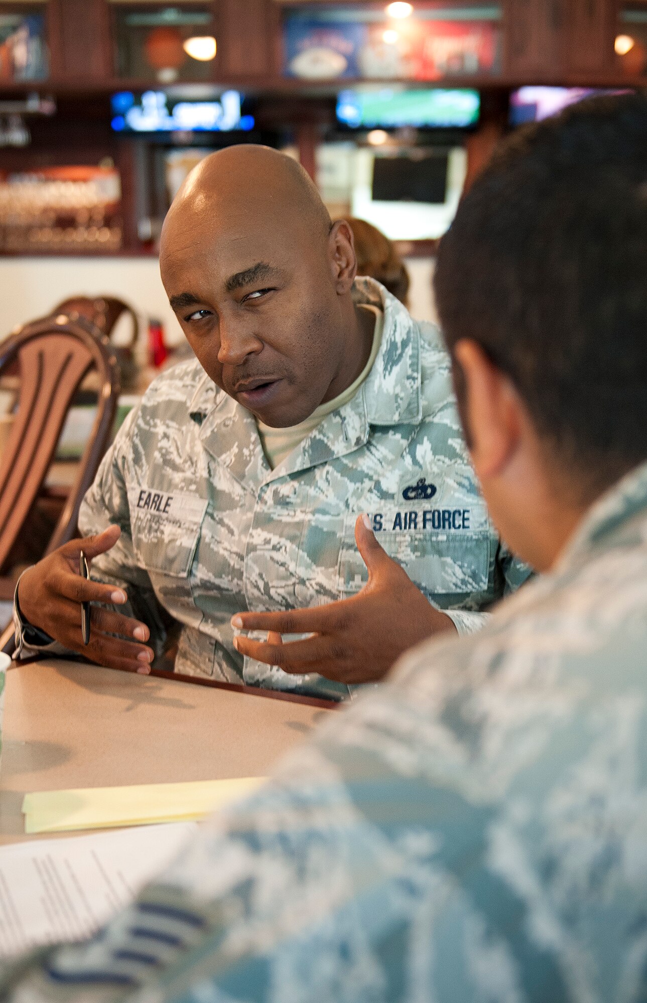 Master Sgt. Freddrick Earle, 96th Logistic Readiness Squadron, mentors a junior enlisted Airman during a speed-mentoring session hosted by the unit’s Professional Development Council June 24.  Since the council’s inception in February, its 25-plus members have provided nearly 60 hours of professional development to more than 420 participants. (U.S. Air Force Photo/Jasmine Porterfield)