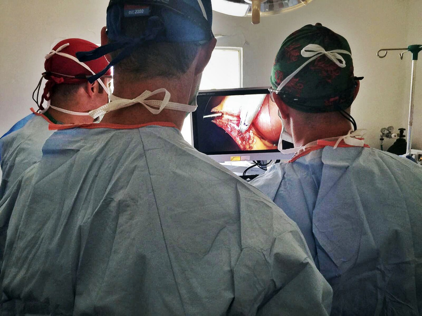 A general surgery team performs laparoscopic gallbladder removal surgery during New Horizons 2016 in the Dominican Republic. Laparoscopic surgical capability was available during New Horizons for the first time this year. The annual U.S. Southern Command-led readiness training exercise brought military civil engineers and medics together to provide humanitarian, dental and medical services to communities in the small Caribbean nation. (Courtesy photo)