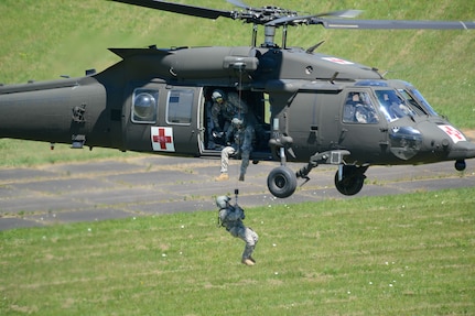 Flight crews from the 11th Theater Aviation Command conducted simulated medical evacuation training with soldiers from the 19th Engineer Battalion on Fort Knox, Ky., from Jun 27-29. (Photos by Kevin Coates / Fort Knox Visual Information)