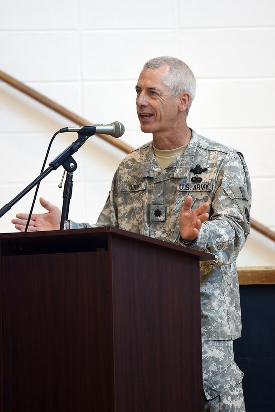 Army Reserve Lt. Col. Gary D. Curry, commander of the 2nd Mobilization Support Group gives brief remarks expressing his pleasure in working as the unit’s new commander.
(U.S. Army photo by Sgt. 1st Class Anthony L. Taylor/Released)