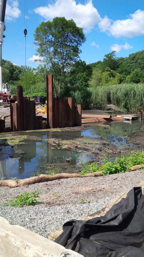 A line of steel sheeting acts as the installed Flow Restriction Control Structure (FRCS) – about 100’ upstream of the existing Riverway Intake Structure – end July 2015.